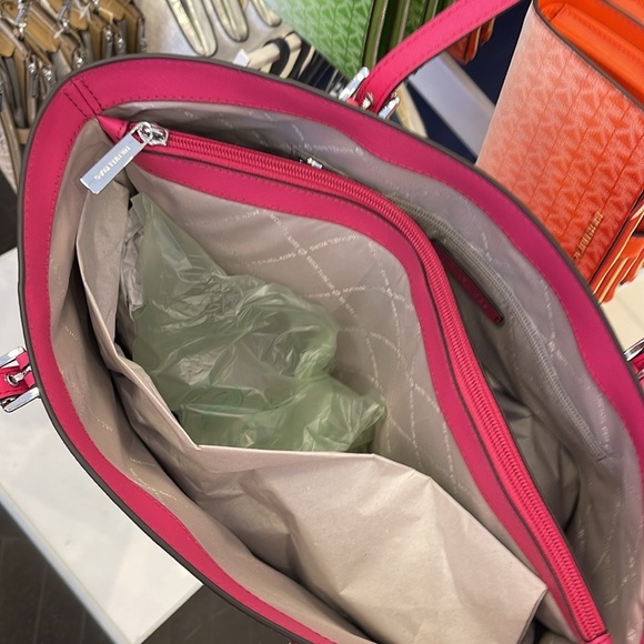 Michael Kors Voyager Large Saffiano Leather Tote Bag
Dragonfruit 
NWT - Picture 11 of 16